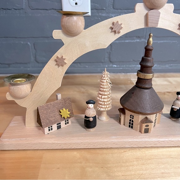 Vintage Straco Candle Arch 15" Handmade Erzgebirge Featuring Church And Carolers - Picture 3 of 15